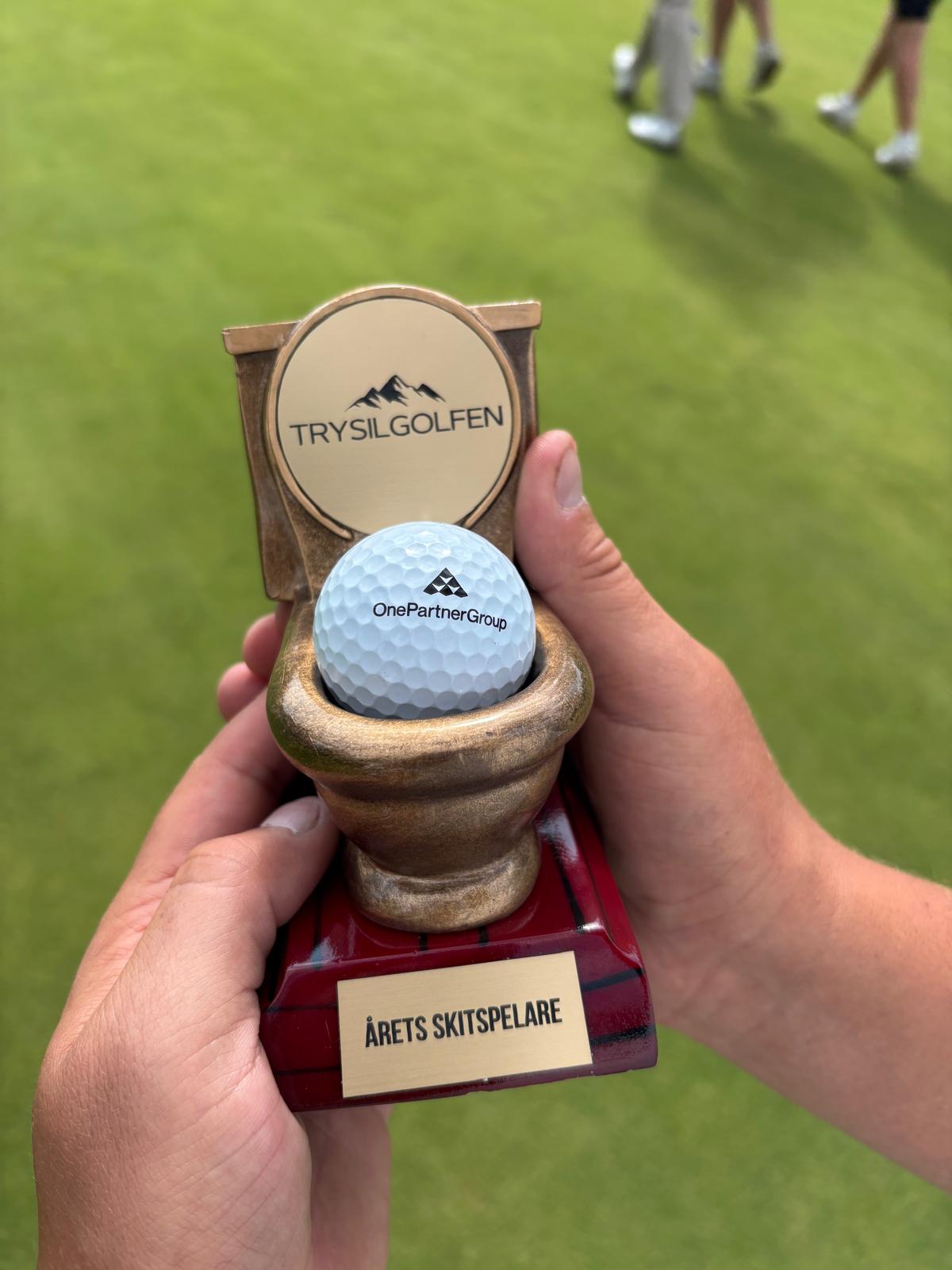 Årets skitspelare — pokal med golfboll i toalettstol