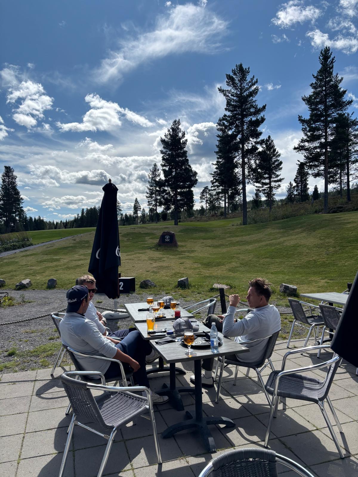 Klubbhusets terrass i kvällsljus